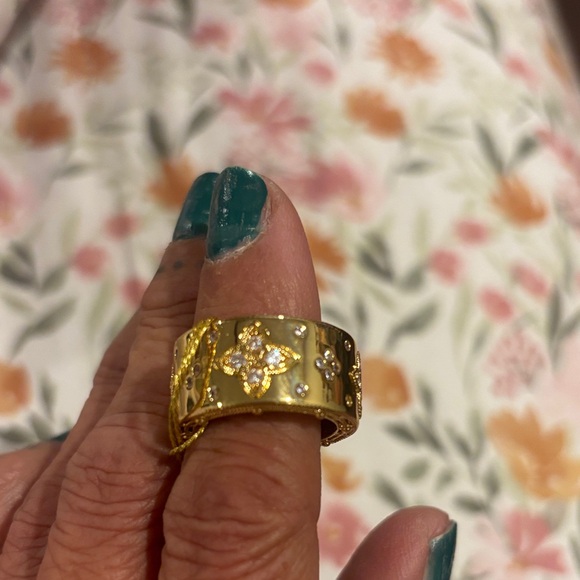 Jewelry - Elegant Gold Floral Ring